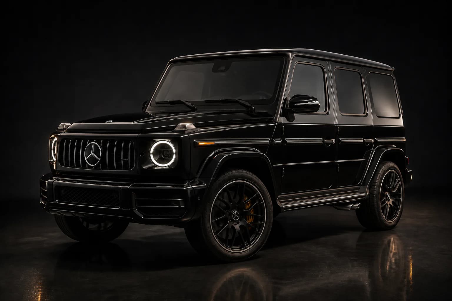 Чёрный Mercedes-Benz G-Class в тёмной студии